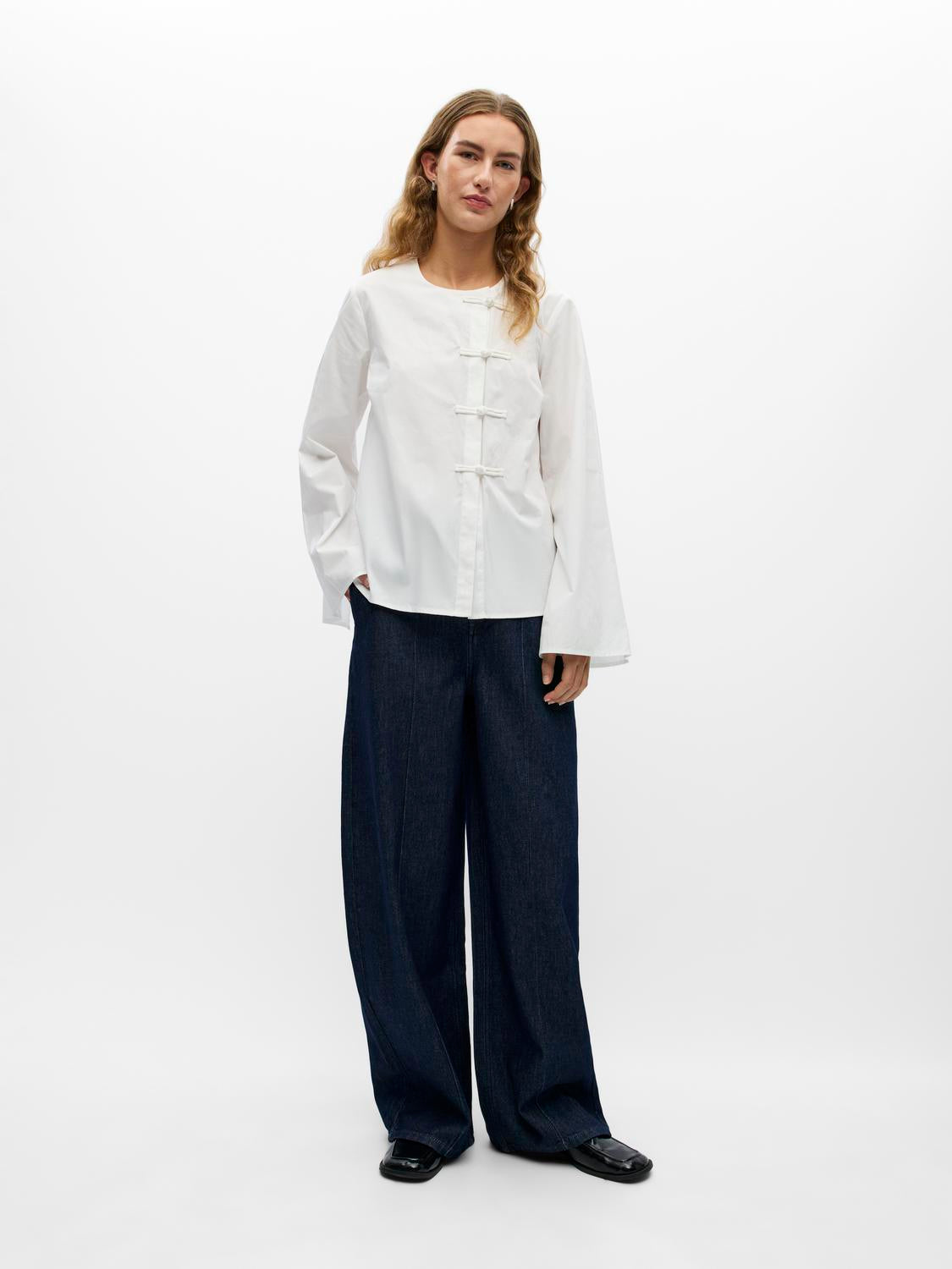 model_shot-front_full